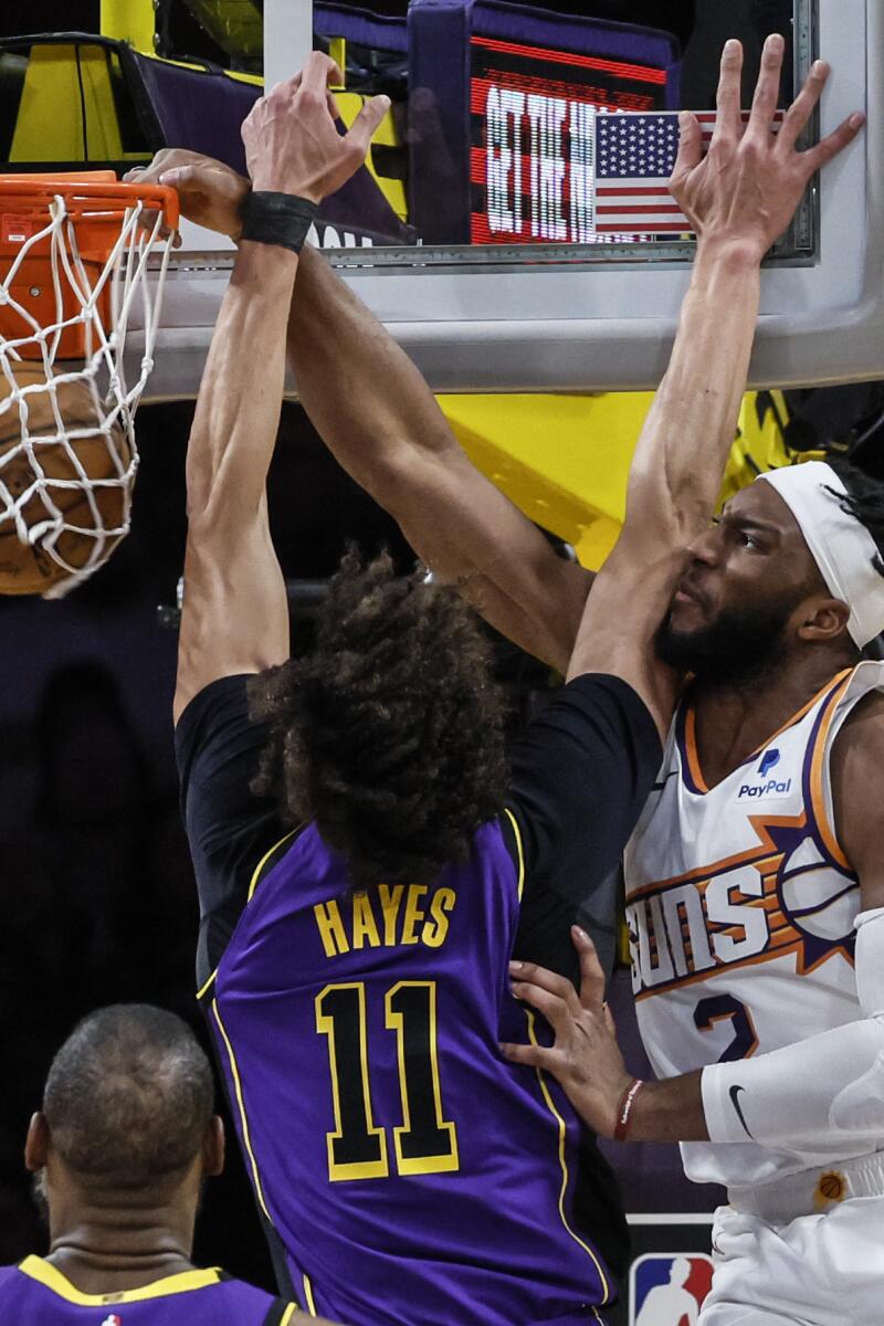 Der Stürmer der Phoenix Suns, Josh Okogie, dunkt in der ersten Halbzeit über den Center der Lakers, Jaxson Hayes.