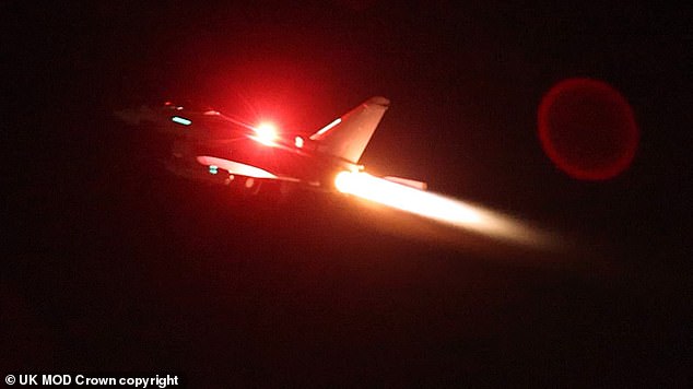 Ein RAF-Typhoon-Flugzeug hebt ab, um sich der von den USA geführten Koalition anzuschließen und Luftangriffe gegen militärische Ziele im Jemen durchzuführen