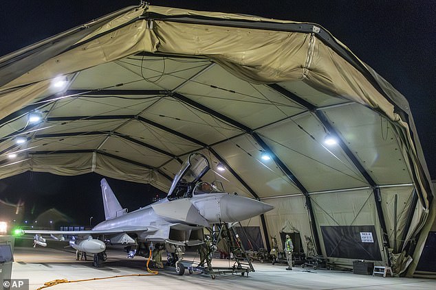 Ein RAF-Typhoon-Flugzeug kehrt zum Stützpunkt der RAF Akrotiri auf Zypern zurück, nachdem es am Freitag Ziele im Jemen angegriffen hatte