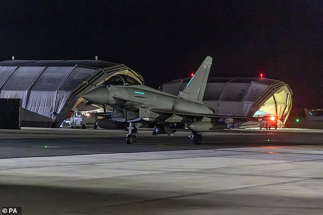 Eines von vier RAF Typhoon-Flugzeugen, die zur RAF Akrotiri in Zypern zurückkehren, nachdem sie sich am Freitag der von den USA geführten Koalition angeschlossen hatten, die Luftangriffe gegen militärische Ziele im Jemen durchführte