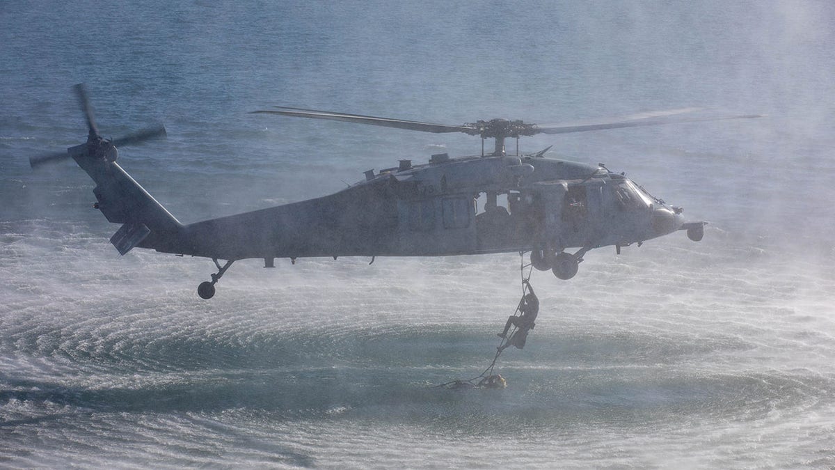 Hubschrauber über Wasser