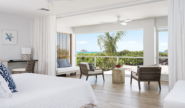 „Die Zimmer sind hell und luftig – weiß getünchte Wände, ein Hauch von meerblauem Dekor und helle Holzmöbel“, sagt Victoria vom Pine Cay Resort
