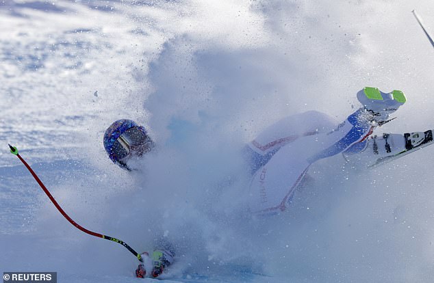 Pinturaults Skier lösten sich, was dazu führte, dass er 50 Meter (über 160 Fuß) stürzte und rutschte.