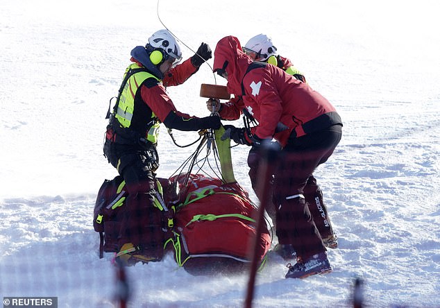 Sanitäter bereiten den französischen Skifahrer Alexis Pinturault auf einen Helikoptertransport in ein örtliches Krankenhaus vor