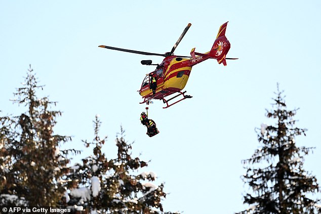 Ein medizinischer Hubschrauber transportiert Alexis Pinturault in ein örtliches Krankenhaus in der Schweiz