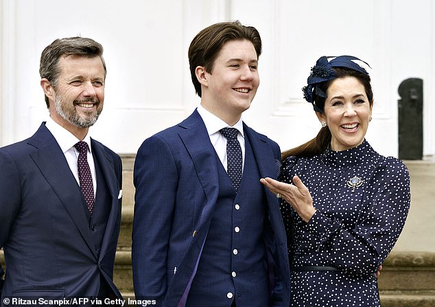 Der Tag beginnt gegen 13:35 Uhr. Frederik, 55, und Mary, 51, fahren zusammen mit ihrem Sohn, Prinz Christian, in einem Auto von Amalienborg zum Schloss Christiansborg