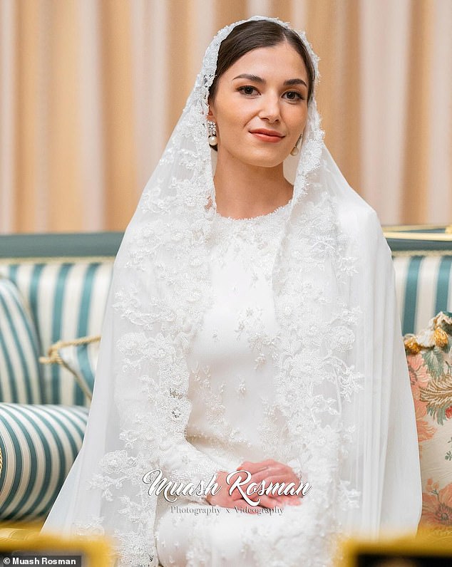 Die 29-jährige Braut sah mühelos elegant aus und beeindruckte heute in einem weißen Spitzenkleid, als sie an der Berbedak Mandi-Zeremonie teilnahm, die im Istana Nurul Iman vor ihrem aufwendigen Gottesdienst in Bandar Seri Begawan stattfand