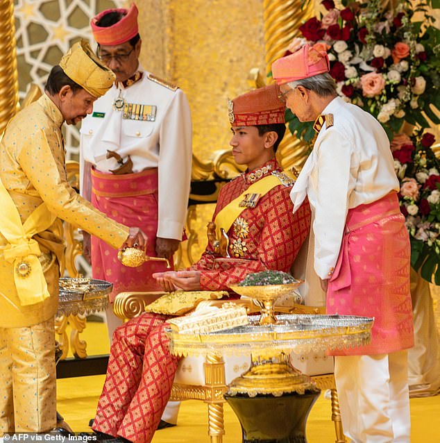 Prinz Abdul Mateen genoss vor seiner Hochzeit am Mittwoch eine königliche Puderzeremonie mit Braut Anisha Rosnah