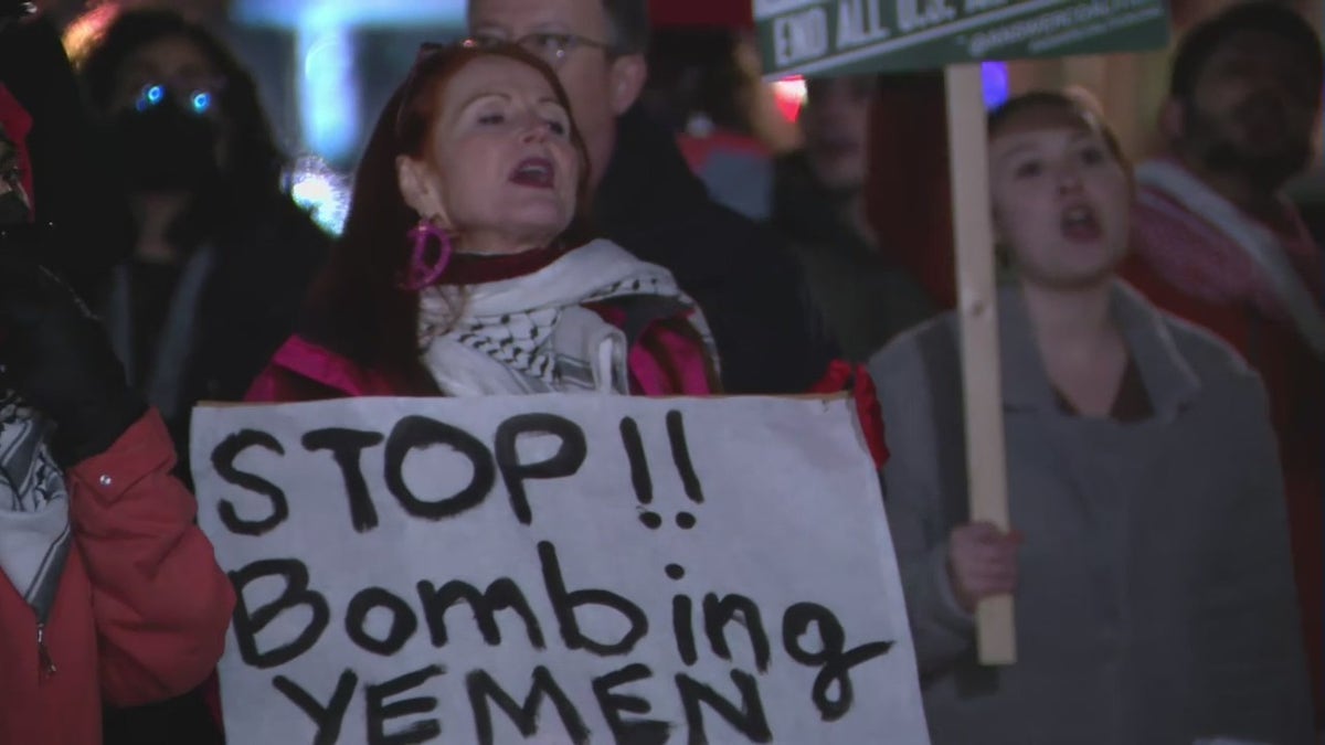 Ein Demonstrant hält ein Schild mit der Aufschrift: "Stoppen!!  Bombardierung des Jemen"