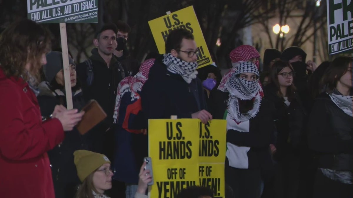 Demonstranten protestieren vor dem Weißen Haus gegen die US-Bombardierung des Jemen
