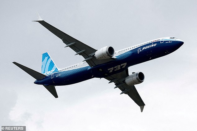 Es kommt einen Tag, nachdem die Regulierungsbehörde eine Untersuchung gegen Boeing angekündigt und erklärt hat, dass die Beinahe-Katastrophe nicht hätte passieren dürfen und „nicht noch einmal passieren kann“.