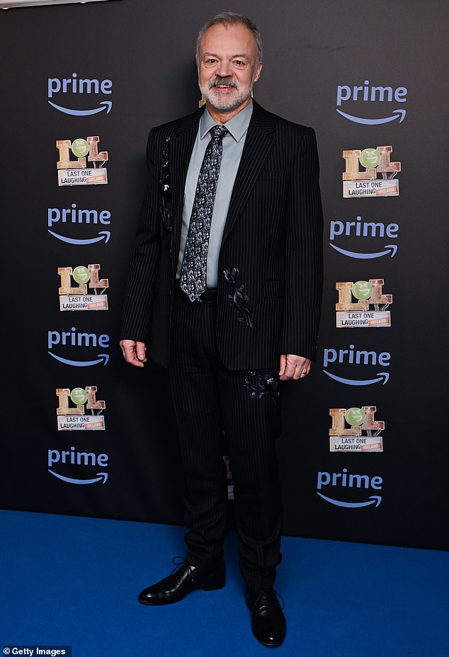 Graham Norton, der die neue Show moderiert, sah in einem schwarzen Anzug, den er mit einem hellblauen Hemd und einer gemusterten Krawatte trug, elegant aus