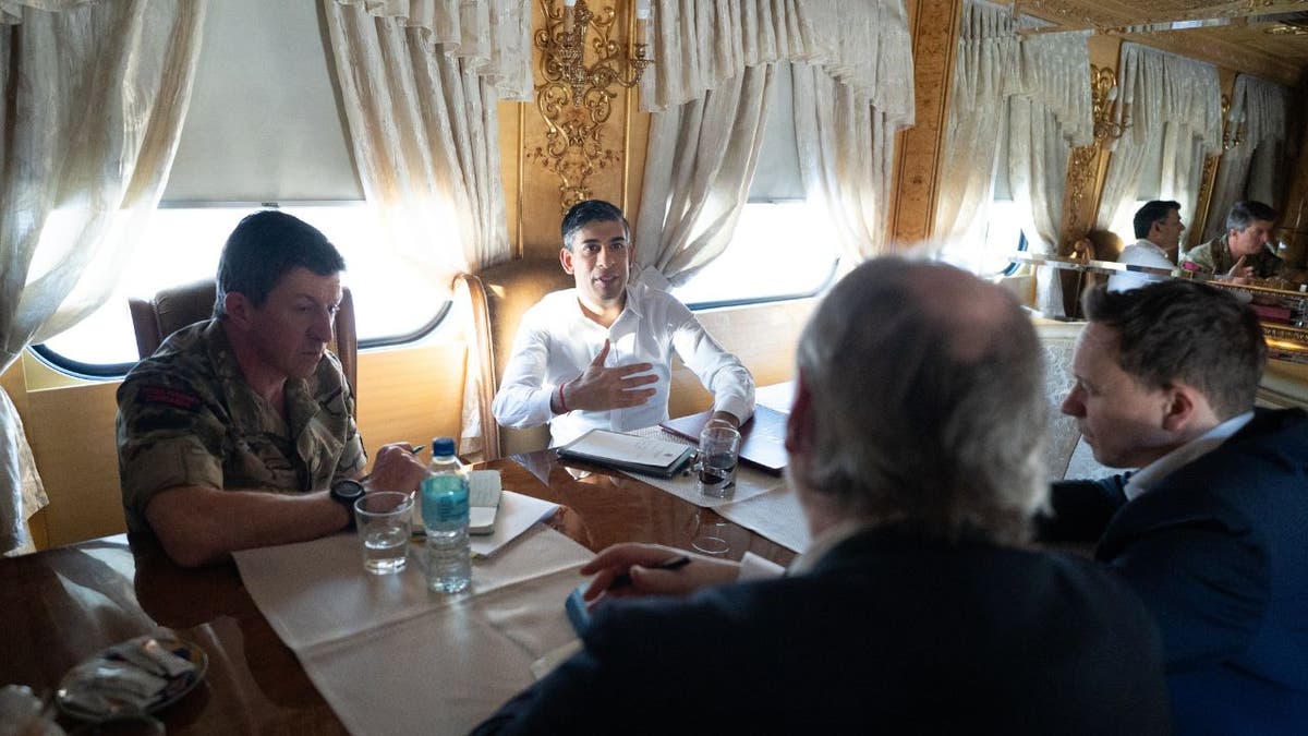 Der britische Premierminister Rishi Sunak in einem Zug mit ukrainischem Militärpersonal