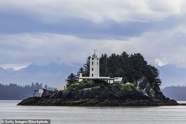 Der Leuchtturm von Five Finger Island, der sich in dem als Frederick Sound bekannten Gewässer vor der Küste Alaskas befindet, hat eine Weißlicht-Brennebene von 68 Fuß und ist Stunden vom nordamerikanischen Festland entfernt
