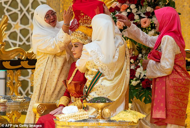 This ceremony is customary in Malaysia and Brunei and involves the bride and groom being blessed by close family members