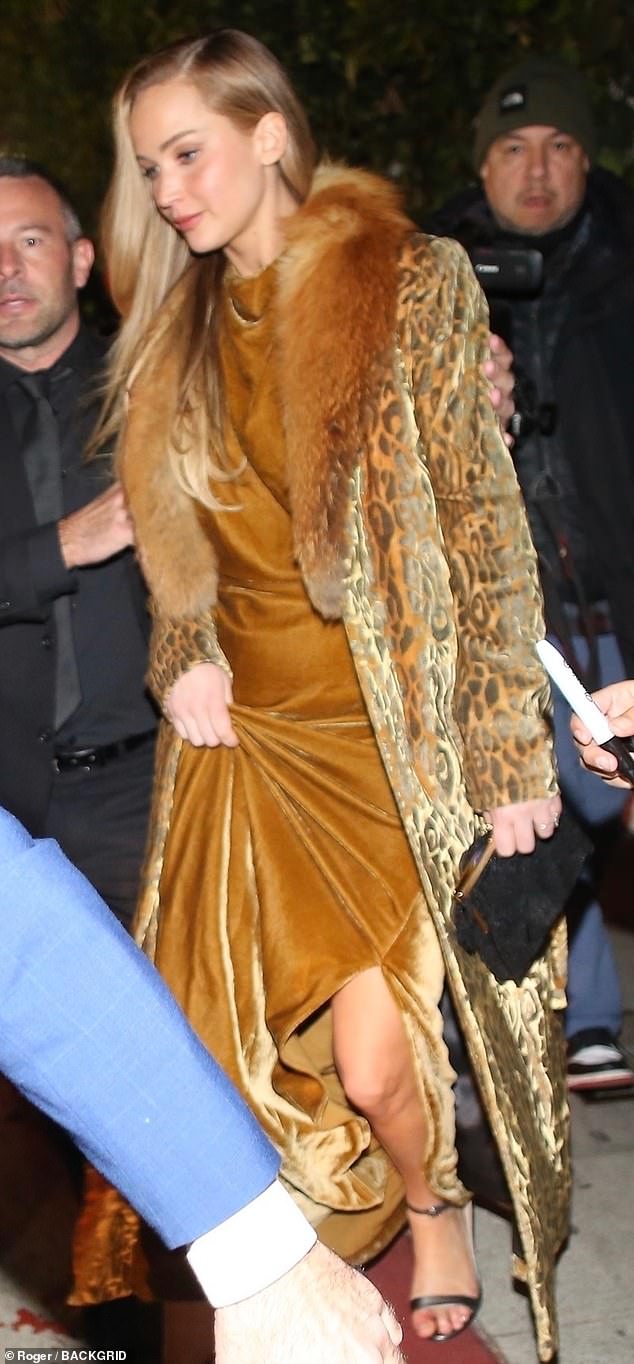 Jennifer Lawrence ist auf den Zug aufgesprungen und hat auf der Afterparty der Golden Globes grelle Prints getragen