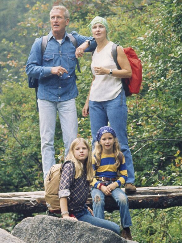 Paul Newman und Joanne Woodward mit den Kindern Melissa und Claire im Jahr 1974