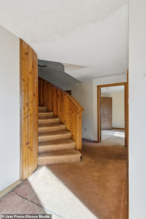 Das Anwesen verfügt über zwei Etagen, wobei die Ebenen über eine Holztreppe verbunden sind