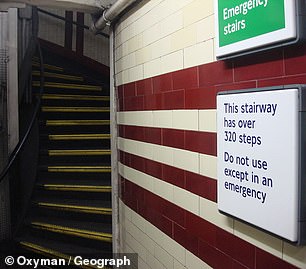 Dieses Schild am Bahnhof Hampstead weist darauf hin, dass man 320 Stufen benötigt, um vom Bahnsteig an die Oberfläche zu gelangen, was dem Aufstieg auf ein 15-stöckiges Gebäude entspricht