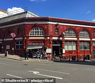 Die Bahnsteige des Bahnhofs Hampstead liegen so tief unter der Erde, weil der hier gezeigte Bahnhof selbst direkt auf dem Gipfel des Hampstead-Hügels liegt