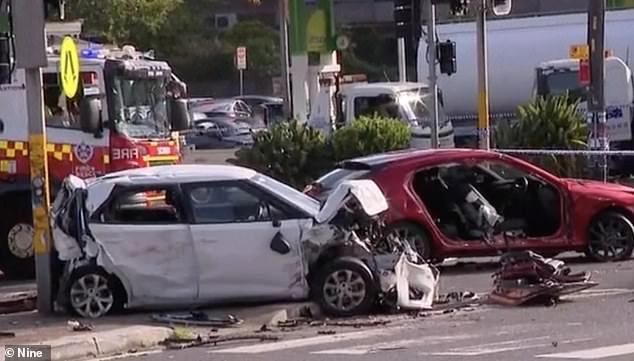 Das Wrack erstreckte sich über drei Fahrspuren einer der verkehrsreichsten Straßen Sydneys und Trümmer waren auf eine andere geflogen, aber wie durch ein Wunder wurde niemand ernsthaft verletzt