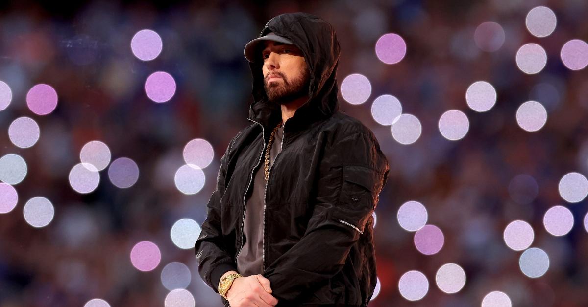 Eminem tritt während der Pepsi Super Bowl LVI Halftime Show auf.
