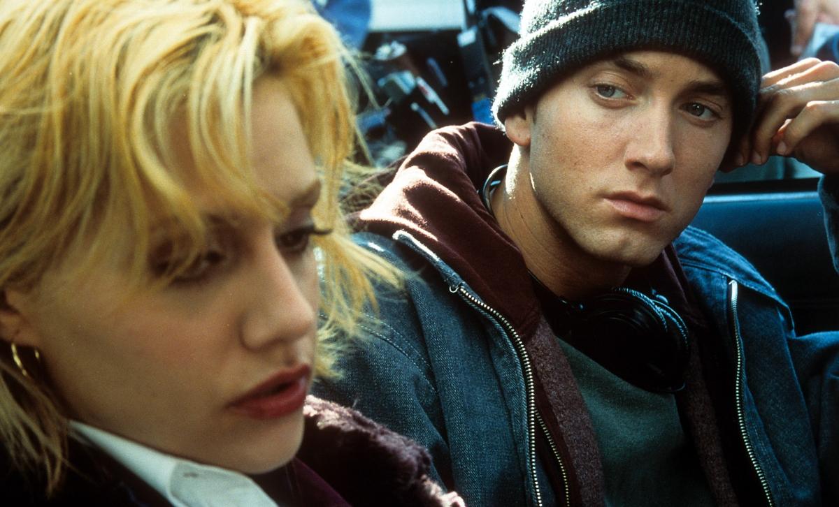Eminem blickt in einer Szene aus dem Film „8 Mile“ aus dem Jahr 2002 zu Brittany Murphy. 