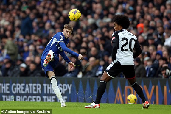 Soccer Football - Premier League - Chelsea v Fulham - Stamford Bridge, London, Britain - January 13, 2024 Chelsea's Cole Palmer in action with Fulham's Willian Action Images via Reuters/Paul Childs NO USE WITH UNAUTHORIZED AUDIO, VIDEO, DATA, FIXTURE LISTS, CLUB/LEAGUE LOGOS OR 'LIVE' SERVICES. ONLINE IN-MATCH USE LIMITED TO 45 IMAGES, NO VIDEO EMULATION. NO USE IN BETTING, GAMES OR SINGLE CLUB/LEAGUE/PLAYER PUBLICATIONS.