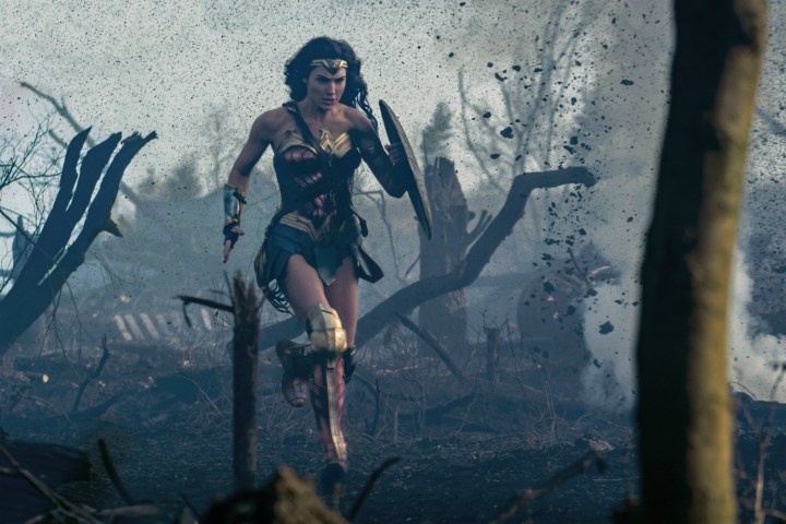 Wonder Woman rennt durch die Schützengräben.