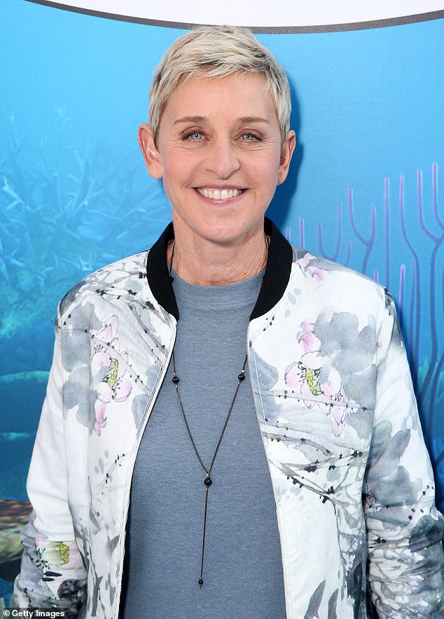Die Tierliebhaberin Ellen DeGeneres teilt ihren Fans regelmäßig Gesundheitsupdates über Sinkie mit, die sich kurz vor Weihnachten einen Wadenbeinbruch zugezogen hat