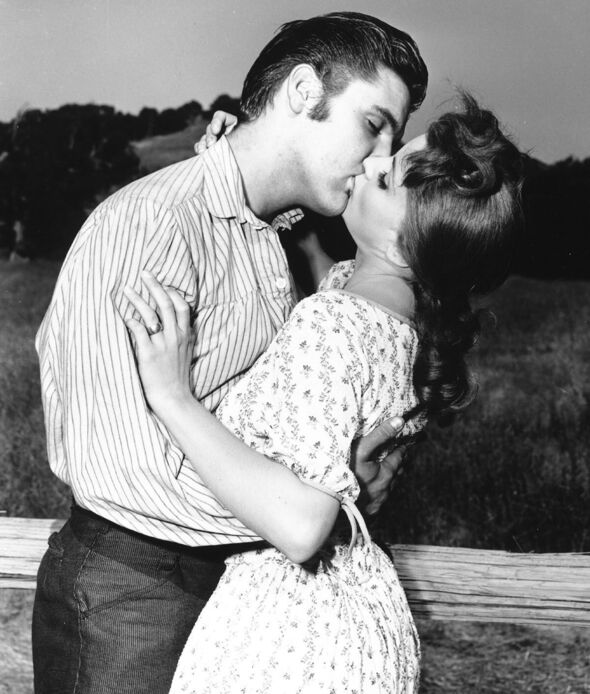 Elvis und Debra Paget küssen sich in „Love Me Tender“.