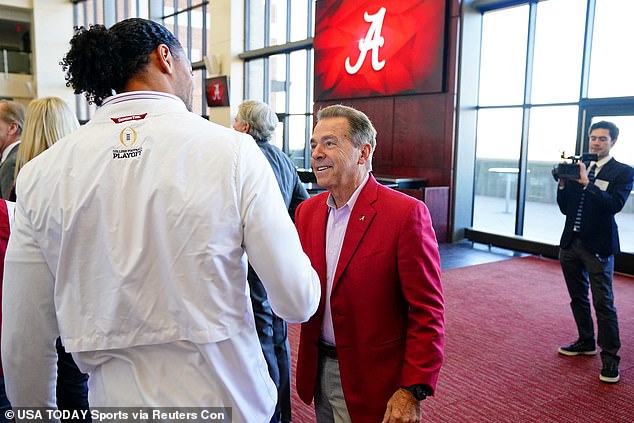 Der scheidende Cheftrainer von Alabama, Nick Saban, schüttelt bei der Pressekonferenz am Samstag die Hand
