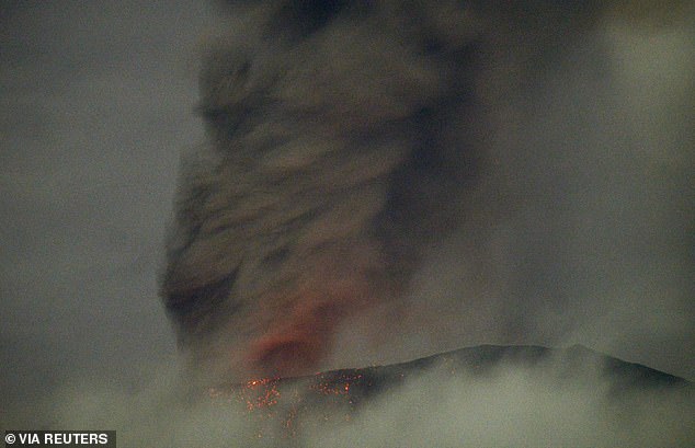 Der Vulkan Mount Marapi spuckt während eines Ausbruchs vulkanisches Material aus, gesehen vom Nagari Bukik Batabuah in Agam, Provinz West-Sumatra, Indonesien, am 13. Januar 2024