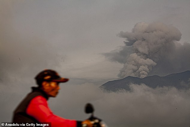 Der Mount Marapi spuckt während eines Ausbruchs Säulen aus Vulkanasche aus, gesehen vom Distrikt Tanah Datar, West-Sumatra, Indonesien, am 13. Januar 2024