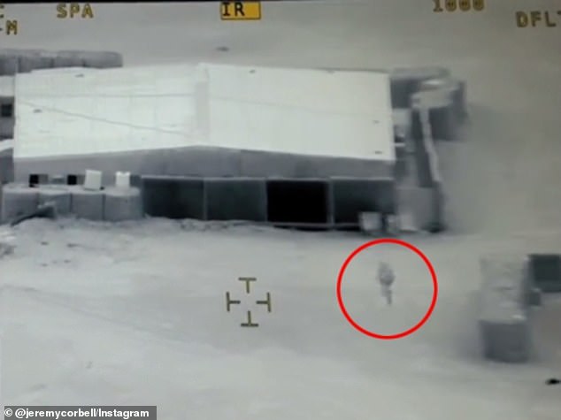 Schockierende neue UFO-Aufnahmen haben ein „Quallen“-Flugzeug enthüllt, das mit bloßem Auge nicht sichtbar ist und angeblich von Geheimdiensten vergraben wurde
