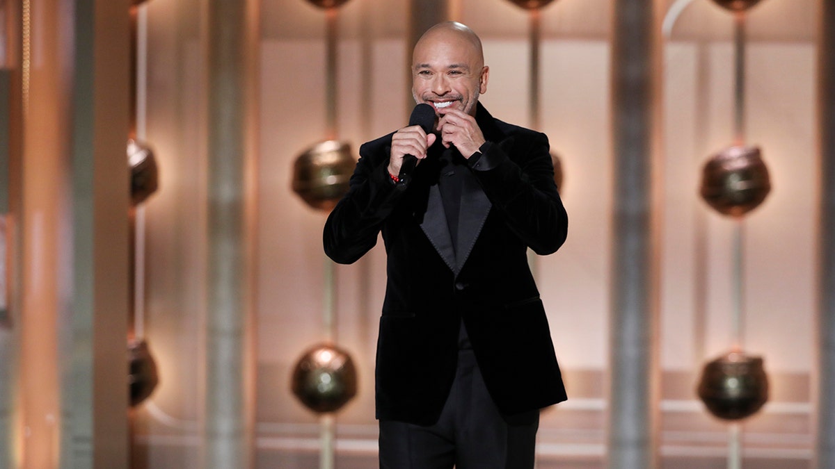 Jo Koy hält das Mikrofon auf der Bühne der Golden Globes