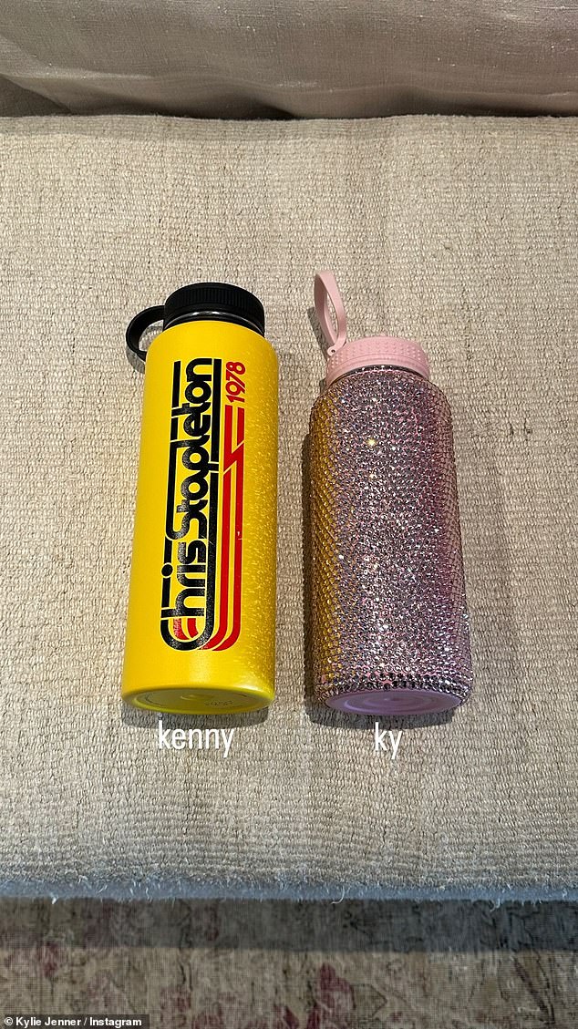 Kylie hat auch ein Foto von Kendalls leuchtend gelber, isolierter Chris Stapleton-Wasserflasche neben ihrer rosafarbenen und schillernden Wasserflasche geteilt