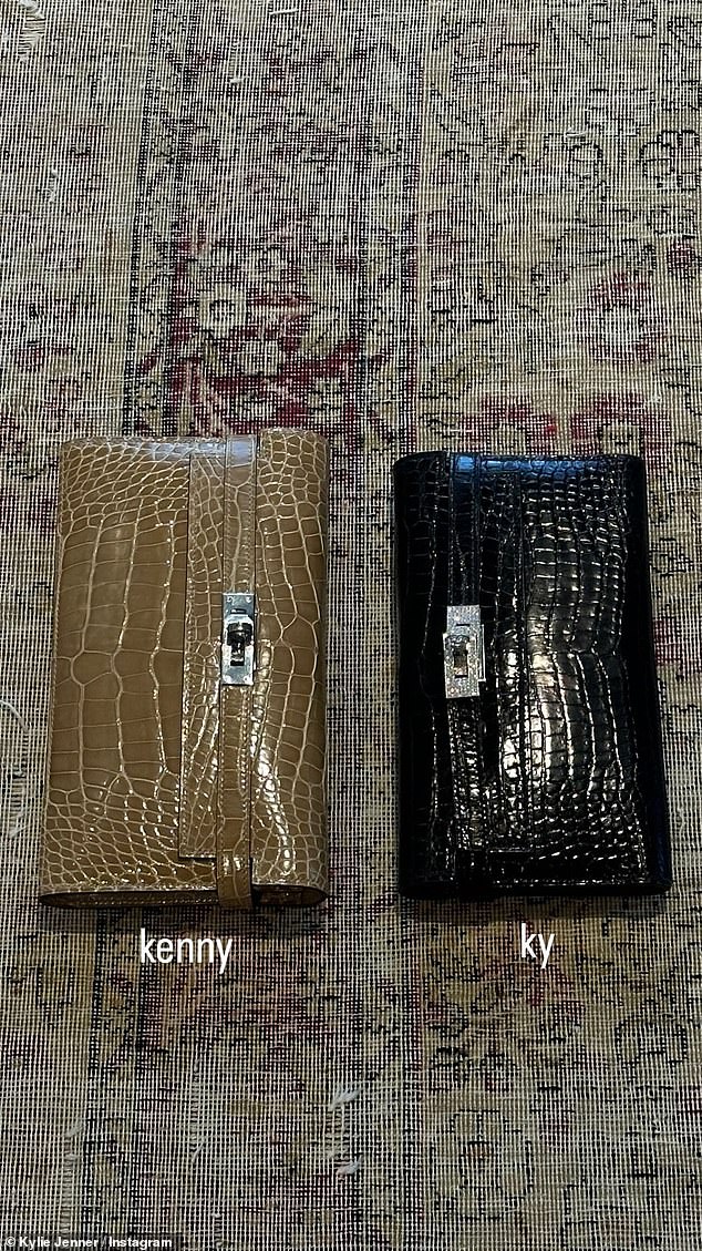 Schließlich postete sie ein Foto ihrer Schlangenleder-Hermès-Geldbörsen, die nebeneinander liegen und fast identisch aussehen, außer dass ihre etwas kleiner ist und im Vergleich zu Kendalls brauner Geldbörse aus schwarzem Leder besteht