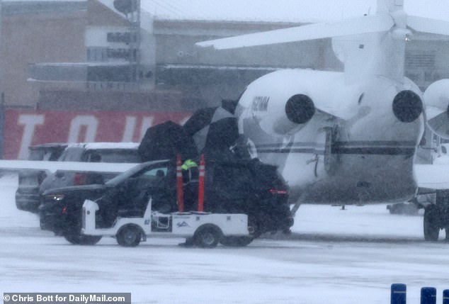 Die 34-jährige Milliardärin schützte ihr Gesicht mit einem Regenschirm vor den arktischen Winden