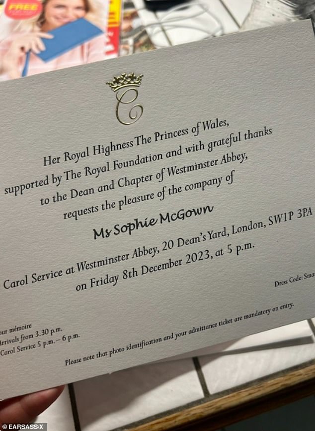 Sophie McGown, die zum Gedenken an ihre Cousine Issy Phipps ein Paar Ohrringe entworfen hat, gab auf Twitter bekannt, dass sie zu Kates Carol-Konzert eingeladen wurde