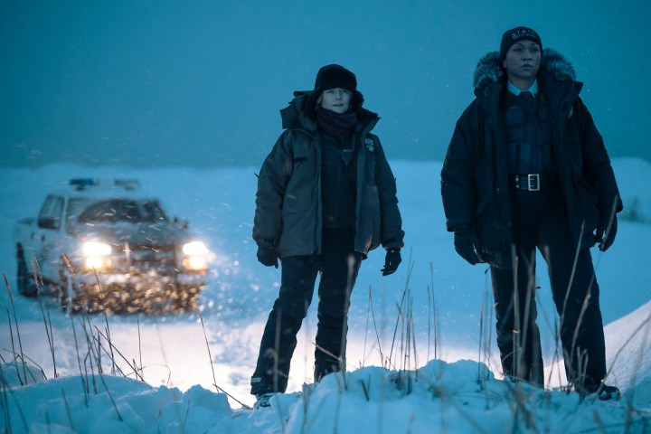 Jodie Foster und Kali Reis stehen in True Detective: Night Country gemeinsam im Schnee.