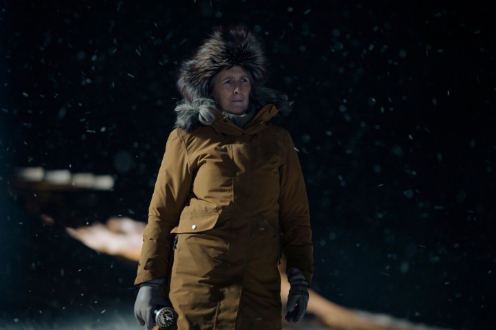 Fiona Shaw steht in True Detective: Night Country im Schnee.