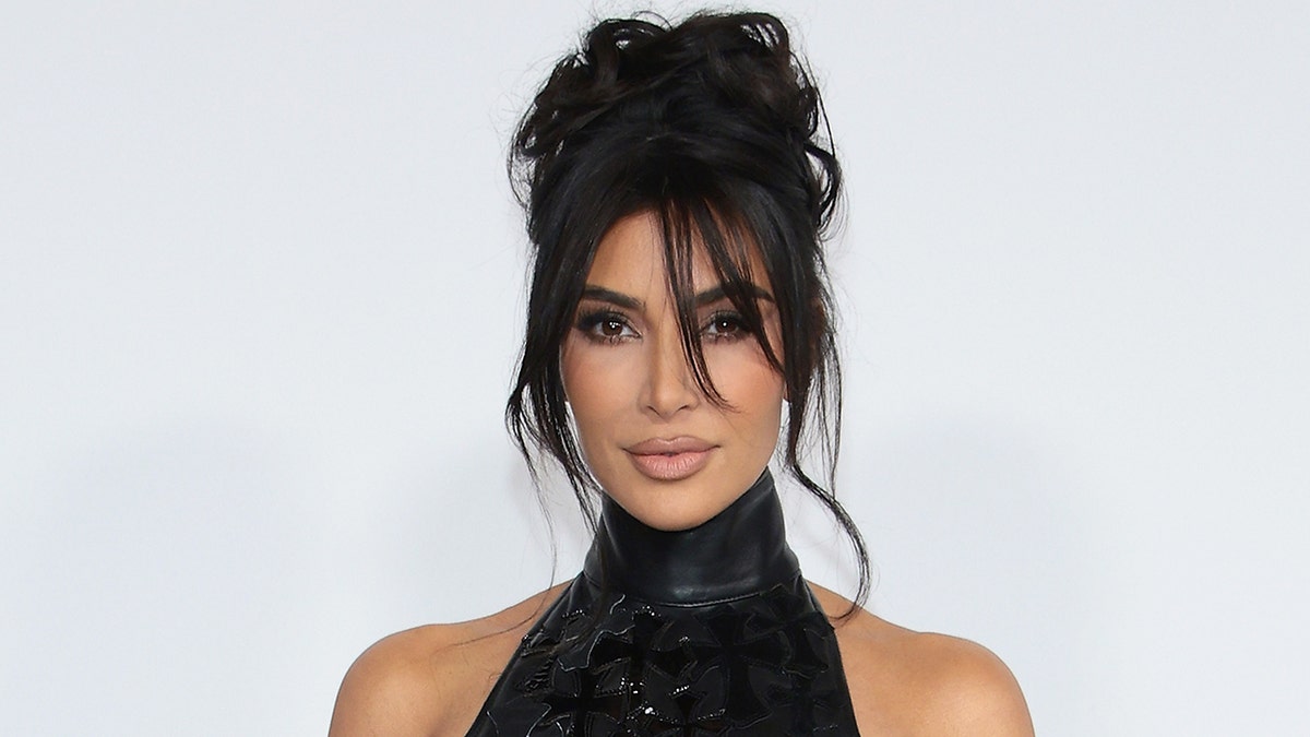 Kim Kardashian trägt bei einem Event in New York eine Hochsteckfrisur