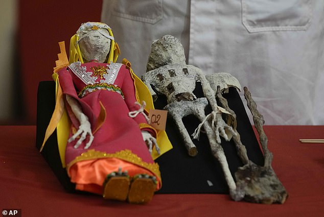 Die Puppen wurden aus Knochen von Hunden, Vögeln und anderen Tieren hergestellt