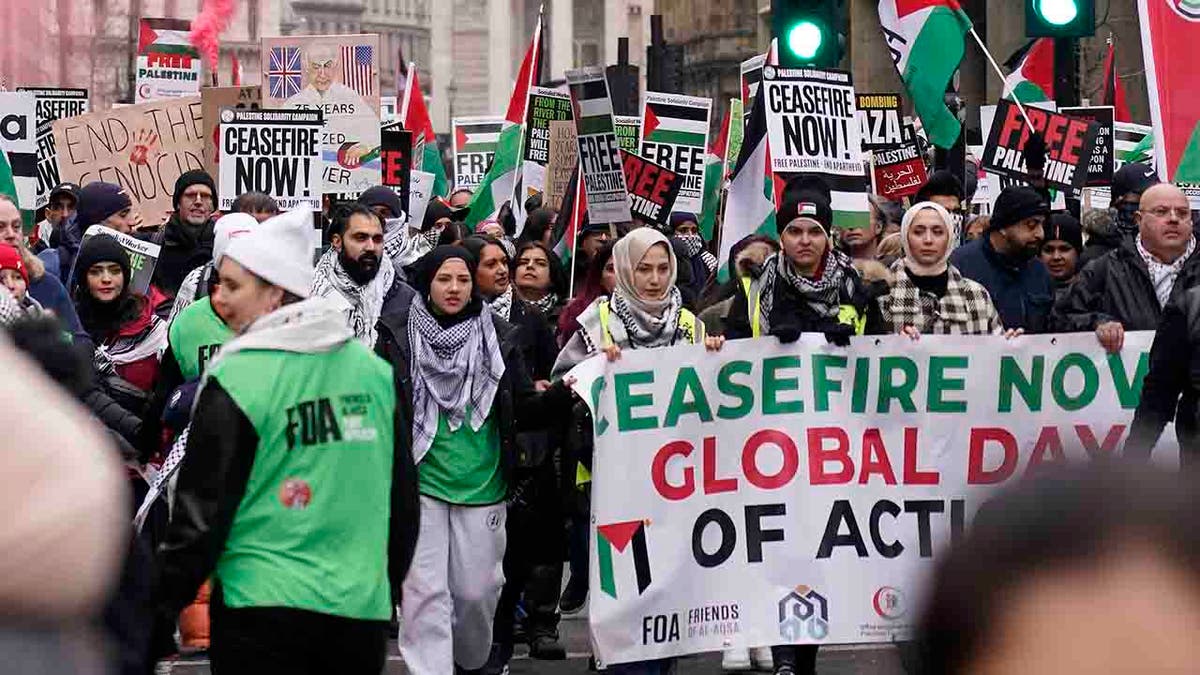 Pro-palästinensische Demonstranten marschieren