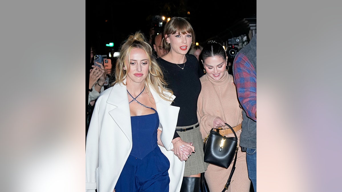 Taylor Swift geht neben Brittany Mahomes und Selena Gomez