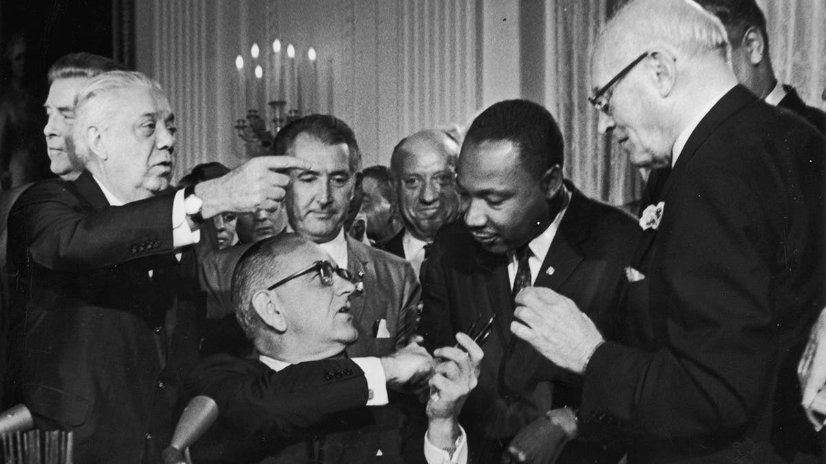 Martin Luther Kind Jr. mit Präsident Johnson