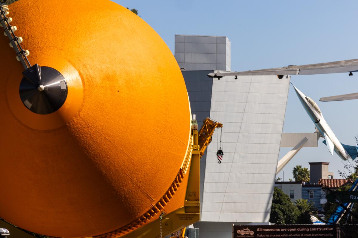 Der riesige orangefarbene Treibstofftank der Raumfähre Endeavour wird in das California Science Center gerollt.
