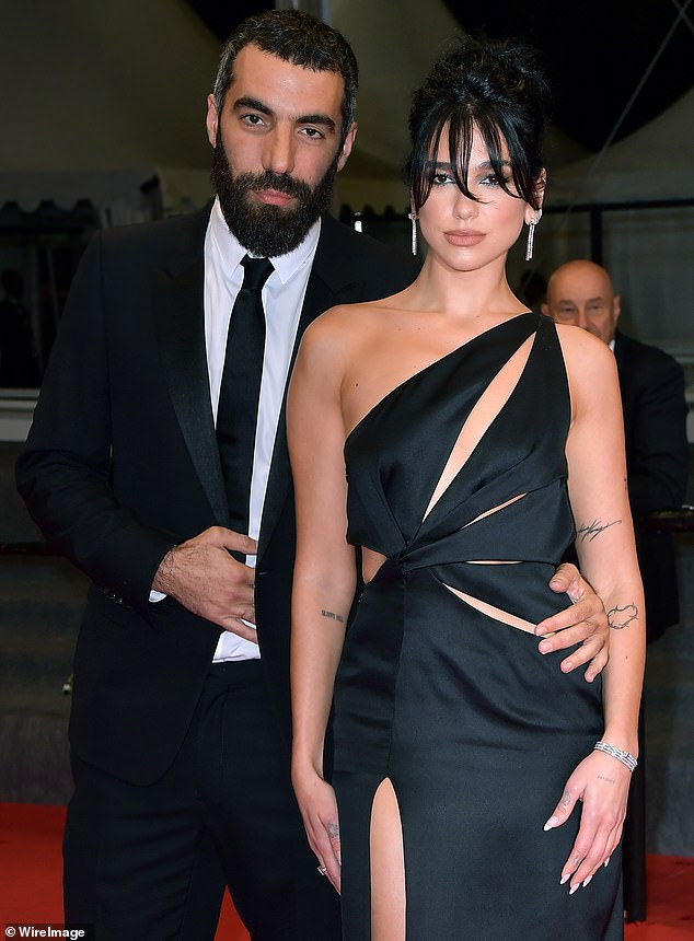 Duas neueste angebliche Romanze folgt unmittelbar auf ihre angebliche Trennung von ihrem heißen französischen Freund Romain Gavras (gemeinsam im letzten Mai in Cannes abgebildet).