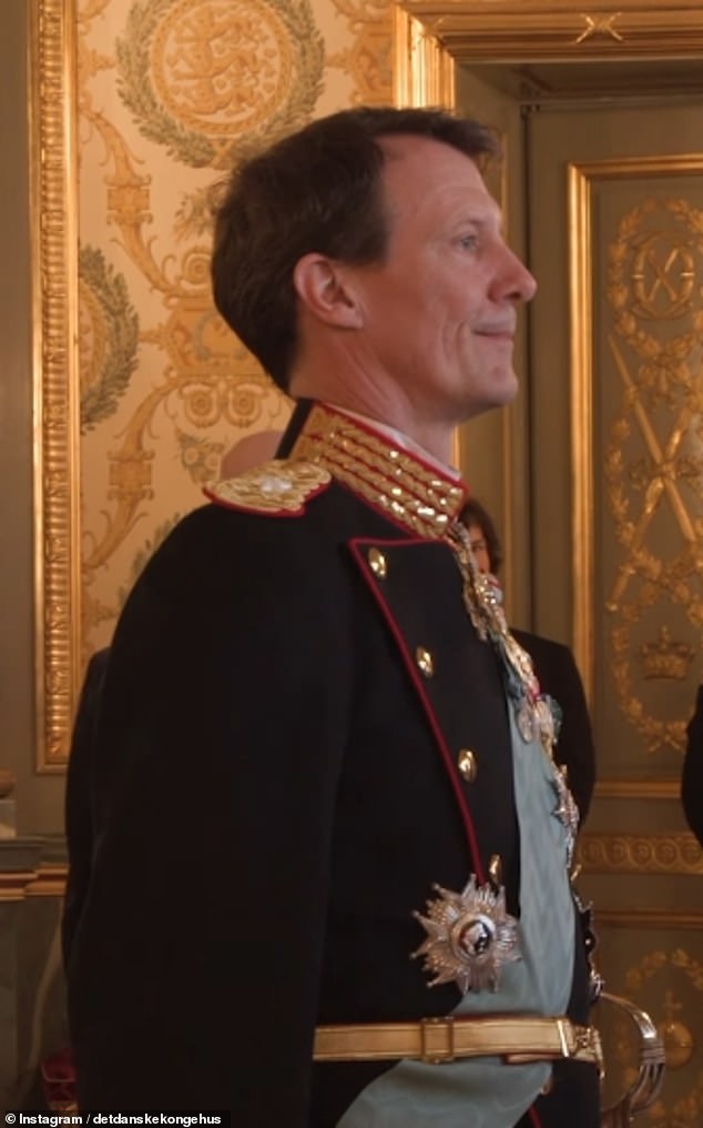 König Frederiks jüngerer Bruder Prinz Joachim – dessen Kindern letztes Jahr ihre königlichen Titel aberkannt wurden – blickte nachdenklich, als er die emotionale Balkonszene im Inneren des Palastes beobachtete